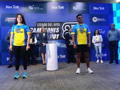 Estas serán las playeras que se estarán entregando a los que se incribieron. Fotos: Marcas y Negocios. 