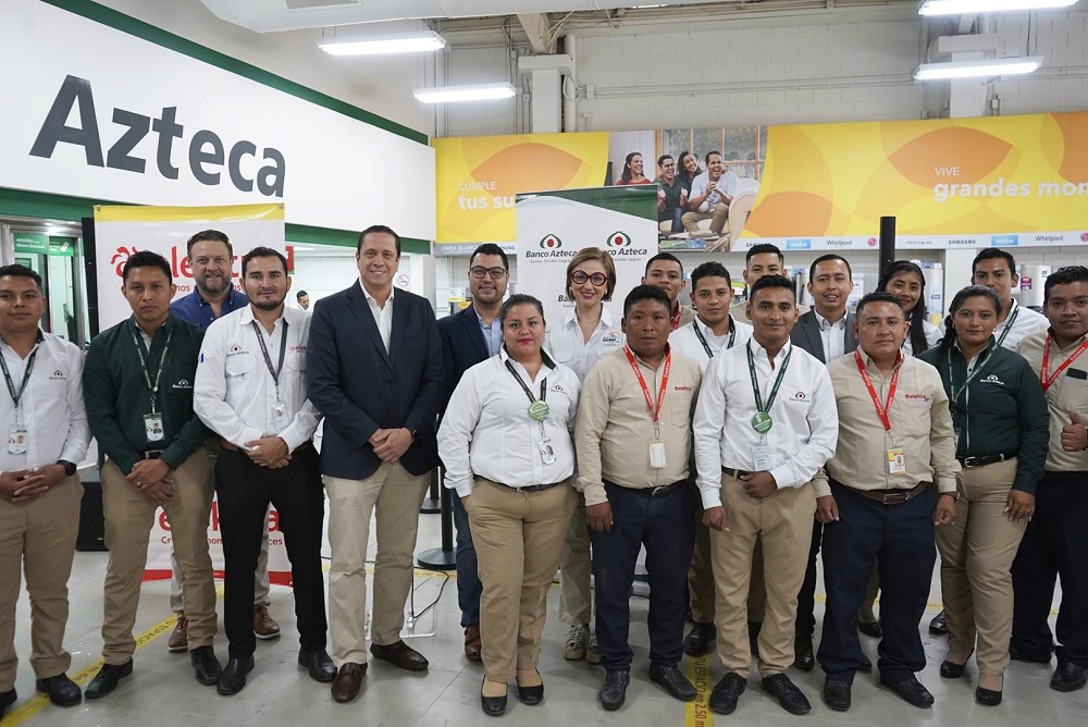 Presonal de Tiendas Elektra y Banco Azteca, Santa Elena Petén.